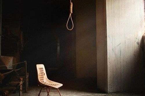 Sang nhà chơi, người dân 'kinh hãi' chứng kiến tư thế của bố và con gái 3 tuổi
