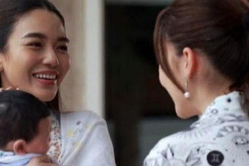Về quê thăm mẹ, tôi cúi mặt xấu hổ khi nhìn đôi dép của chị dâu