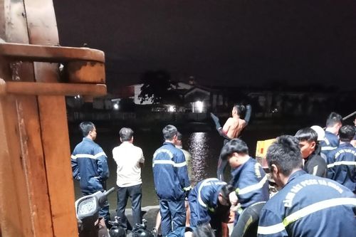 TPHCM: Người đàn ông rơi từ sà lan xuống sông tử vong