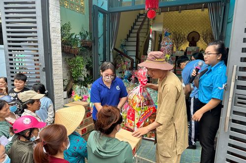 Tịnh thất An Lạc tặng quà Tết đến người dân xã Phước Lộc, huyện Nhà Bè dịp cuối năm