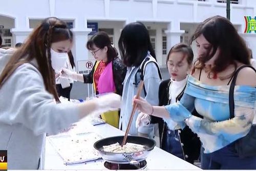 Lưu học sinh nước ngoài trải nghiệm Tết Việt