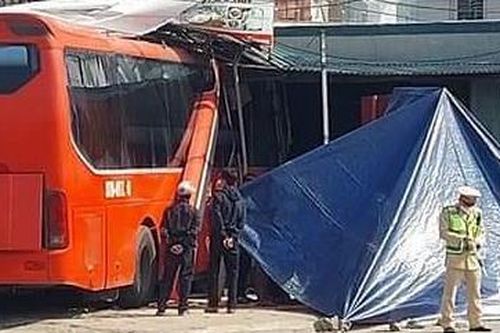 Ô tô khách tông chết người đi xe máy, lao vào nhà dân