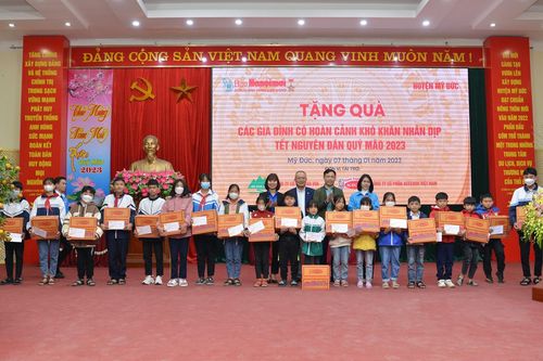 Trao 150 suất quà tặng người nghèo, trẻ em có hoàn cảnh đặc biệt tại Ứng Hòa, Mỹ Đức