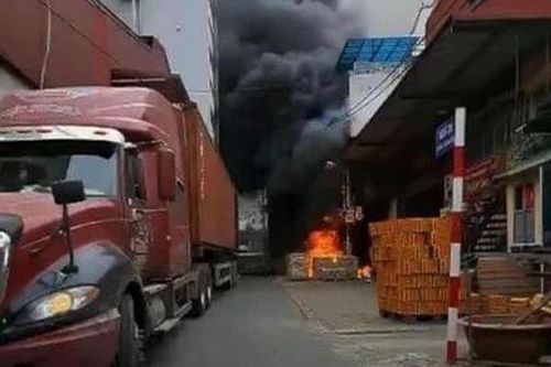 Dập tắt đám cháy tại cửa hàng gas