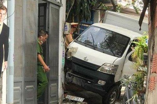 Xe tải gây tai nạn liên hoàn rồi đâm vào nhà dân