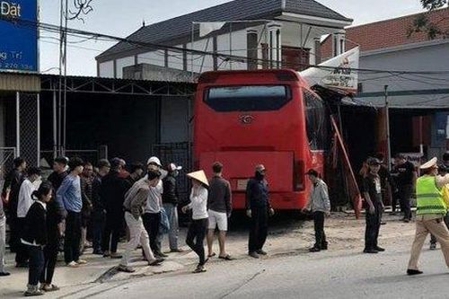 Xe khách đâm vào xe máy rồi lao vào nhà dân khiến 1 người tử vong