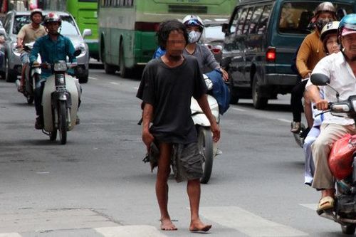 Tâm thần do rượu, bị cáo dùng cuốc tấn công người lạ