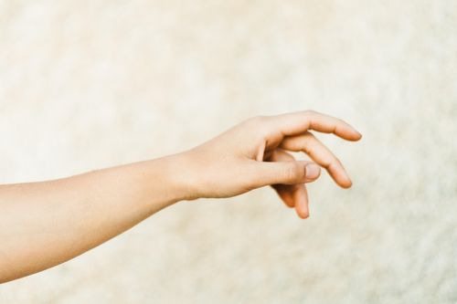 Bé trai 7 tuổi bị máy trộn bê tông nghiền nát cánh tay