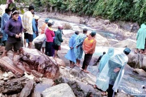 Nỗ lực tìm cháu bé ở Quảng Nam rơi xuống suối, mất tích