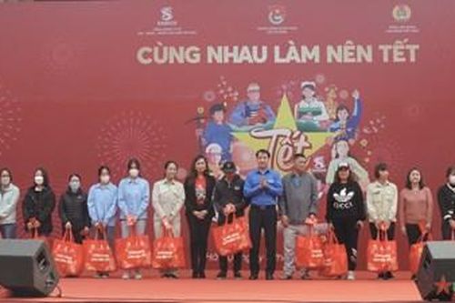 'Cùng nhau làm nên Tết' mang 1.000 phần quà đến tay người lao động