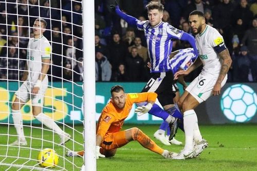 Newcastle bị loại sốc, Liverpool chỉ hòa trên sân nhà
