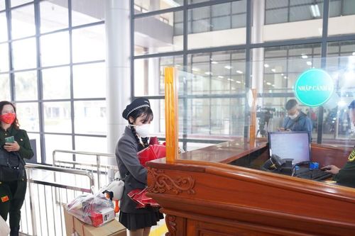 Những công dân Việt Nam đầu tiên về nước khi Trung Quốc mở cửa biên giới