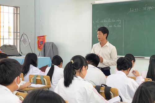 Thầy giáo vừa dạy học vừa chạy thận