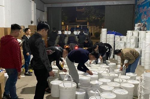 Triệt phá vụ sản xuất làm giả keo dán công nghiệp quy mô lớn