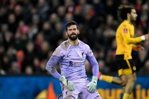 Alisson tái hiện sai lầm của Karius, Liverpool phải đá lại với Wolves