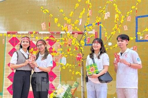Không khí Xuân ngập tràn Chủ nhật Đỏ tại trường ĐH lớn nhất Tây Nguyên