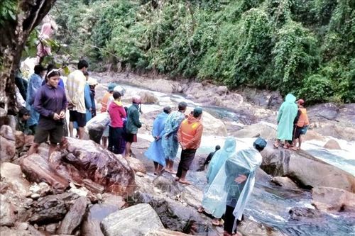 Quảng Nam: Khẩn trương tìm kiếm cháu bé ngã xuống suối, mất tích