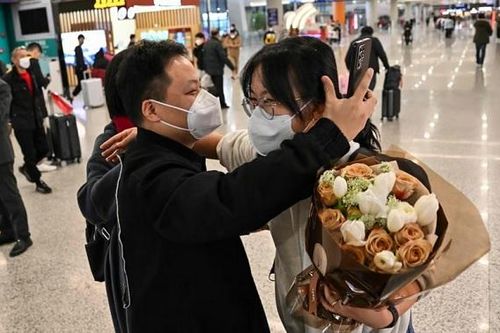 Niềm vui vỡ òa của những gia đình Trung Quốc đoàn tụ sau 3 năm xa cách vì COVID-19