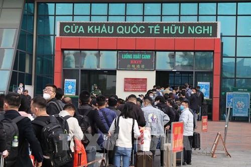 Hàng nghìn công dân xuất nhập cảnh qua cửa khẩu Quốc tế Hữu Nghị, Lạng Sơn