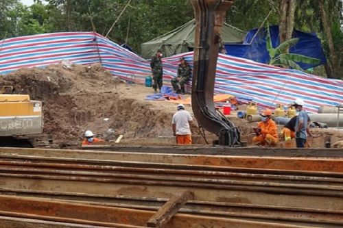 Cứu hộ bé trai 10 tuổi lọt trụ bê tông: Đóng cọc ván thép dài 18m để kéo trụ lên mặt đất