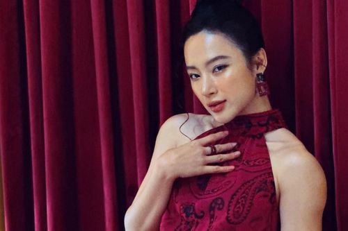 Angela Phương Trinh tiếp tục để lộ bờ vai vạm vỡ, cơ bắp cuồn cuộn như lực sĩ