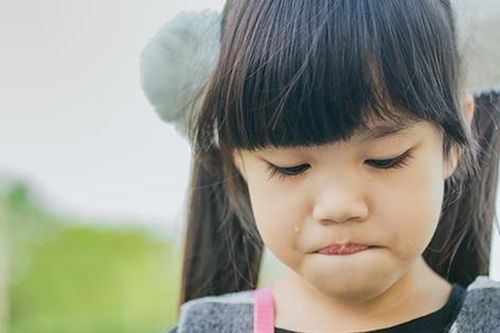 Nếu con làm vỡ một quả trứng, bạn sẽ ứng xử ra sao?