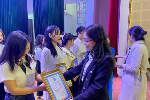 Tuyên dương học sinh, sinh viên đạt các danh hiệu 'Sinh viên 5 tốt', 'Học sinh 3 tốt', 'Học sinh 3 rèn luyện'