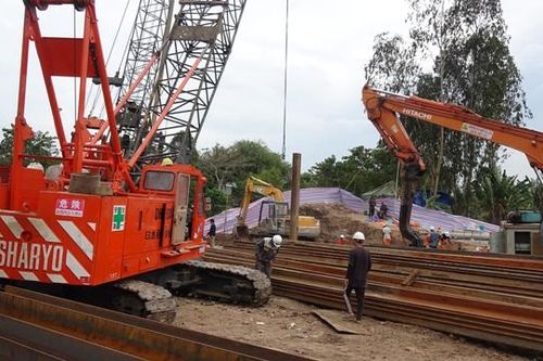 Lực lượng cứu nạn, cứu hộ đang tiến hành lấy đất xung quanh trụ bê tông