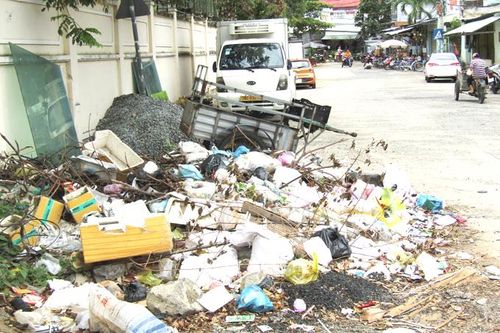Cần xử lý đống rác trước trường học