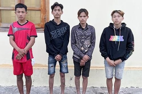Băng cướp dùng dùng dao và roi điện khống chế người đi đường