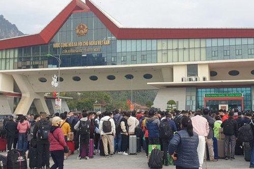 Hàng nghìn người xuất nhập cảnh tại cửa khẩu Việt - Trung ngày đầu mở cửa trở lại