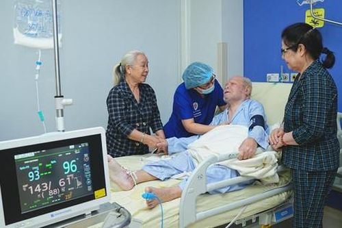 Phẫu thuật thành công cho cụ ông 105 tuổi ngã gãy xương