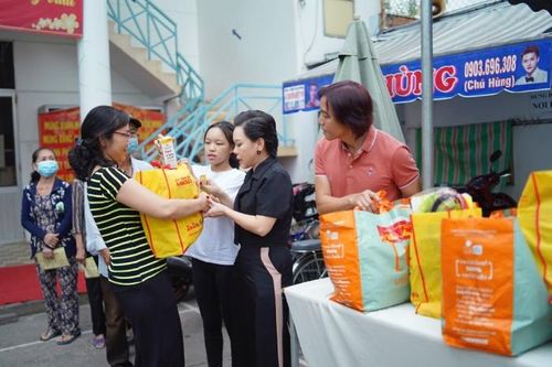 Gia đình Việt Hương chung tay mang cái Tết ấm áp đến với bà con khó khăn