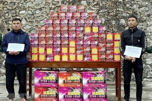 Bắt giữ 2 người vận chuyển trái phép gần 200 kg pháo lậu