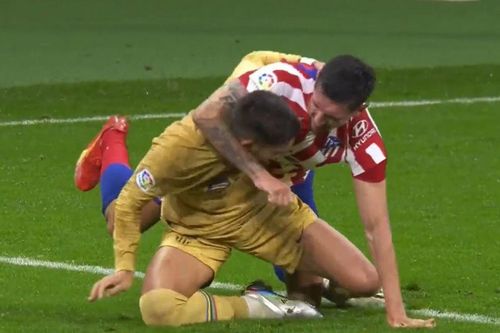 Cầu thủ Barca và Atletico ẩu đả trên sân