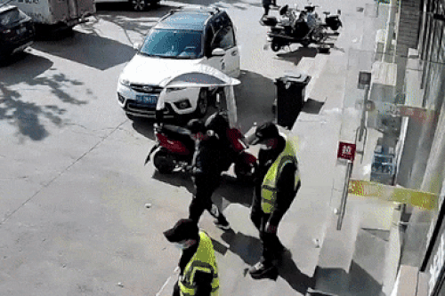 Lốp xe tải văng ra ngoài khiến nam cảnh sát Trung Quốc bị thương nặng