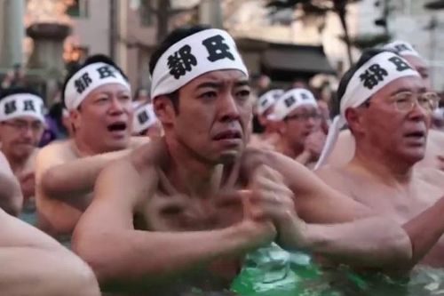 Ngâm mình trong nước đá chào năm mới ở Nhật Bản