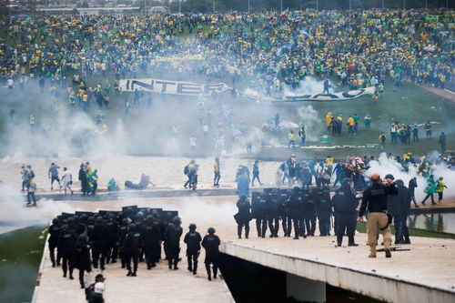Người ủng hộ cựu Tổng thống Brazil Bolsonaro xông vào Dinh Tổng thống