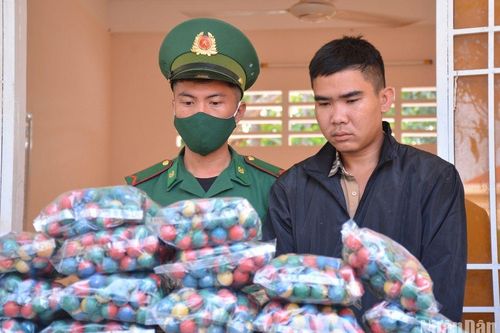 Long An: Bắt giữ đối tượng vận chuyển pháo lậu