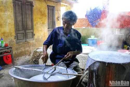 Làng nghề bánh tráng 500 năm tuổi vào vụ Tết