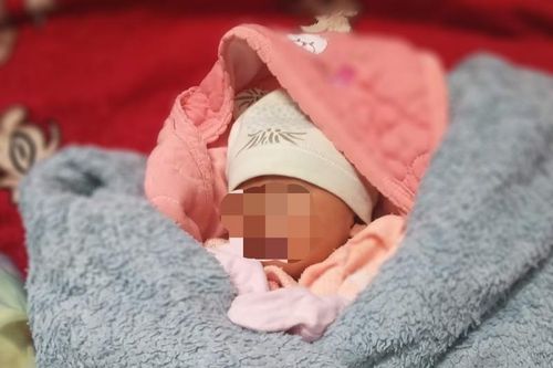 Phát hiện một trẻ sơ sinh bị bỏ rơi kèm phiếu tiêm chủng
