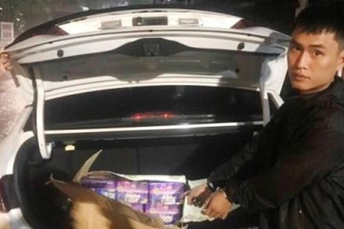Tạm giữ hình sự đối tượng đang vận chuyển trái phép hơn 22 kg pháo nổ