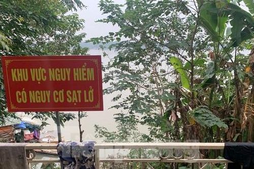 Bờ sông Hồng sạt lở đe dọa an toàn 30 hộ dân quận Hoàn Kiếm