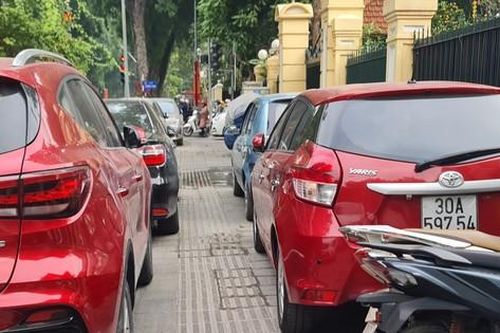 Bãi ô tô tự phát 'chặt chém' quanh Bệnh viện Xanh Pôn