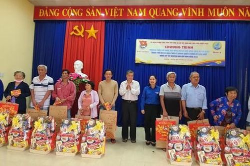 VWS đồng hành trao tặng quà Tết cho gia đình chính sách ở Bến Tre