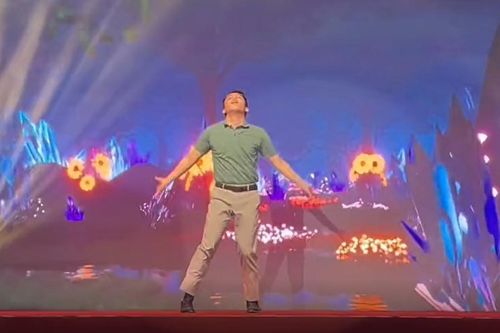 Thầy giáo Trung Quốc nhảy điêu luyện như idol Hàn Quốc