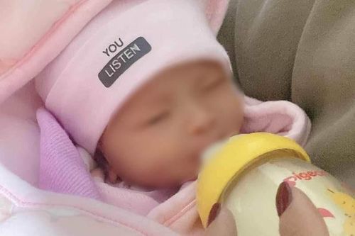 Phát hiện bé gái còn nguyên dây rốn trước cổng nhà dân