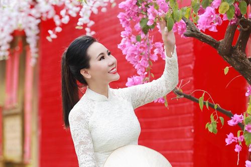 Mặc áo dài đón xuân, doanh nhân Ngô Thị Kim Chi gây chú ý ngày cận Tết