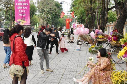 Thu tiền triệu từ dịch vụ chụp ảnh với quất, đào ngày cận Tết