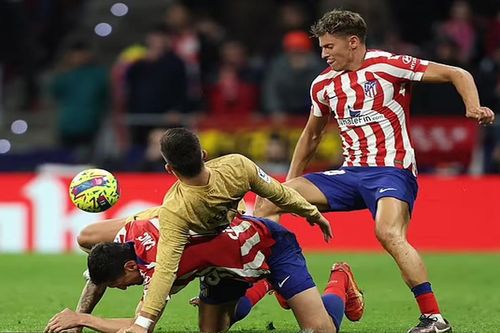 Ngỡ ngàng màn giật tóc, vật nhau giữa sân cỏ khiến sao Barcelona và Atletico bị đuổi